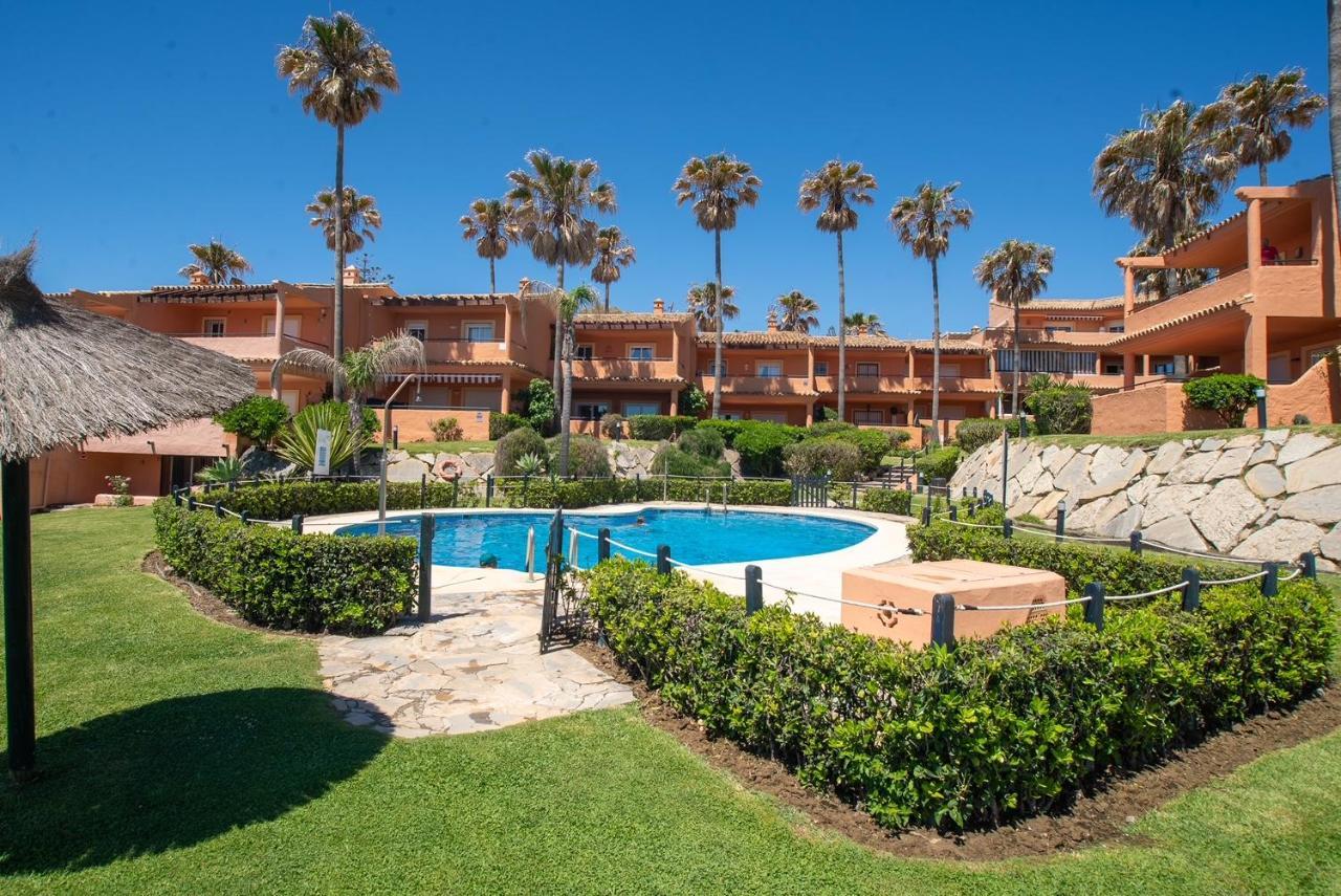Fantastic Beachfront Apartment Estepona Exterior photo